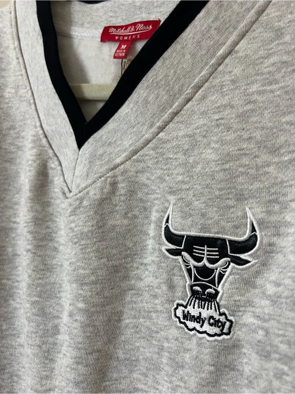 heather gray Mitchell & Ness Chicago Bulls Women's Cropped V-Neck Sweatshirt